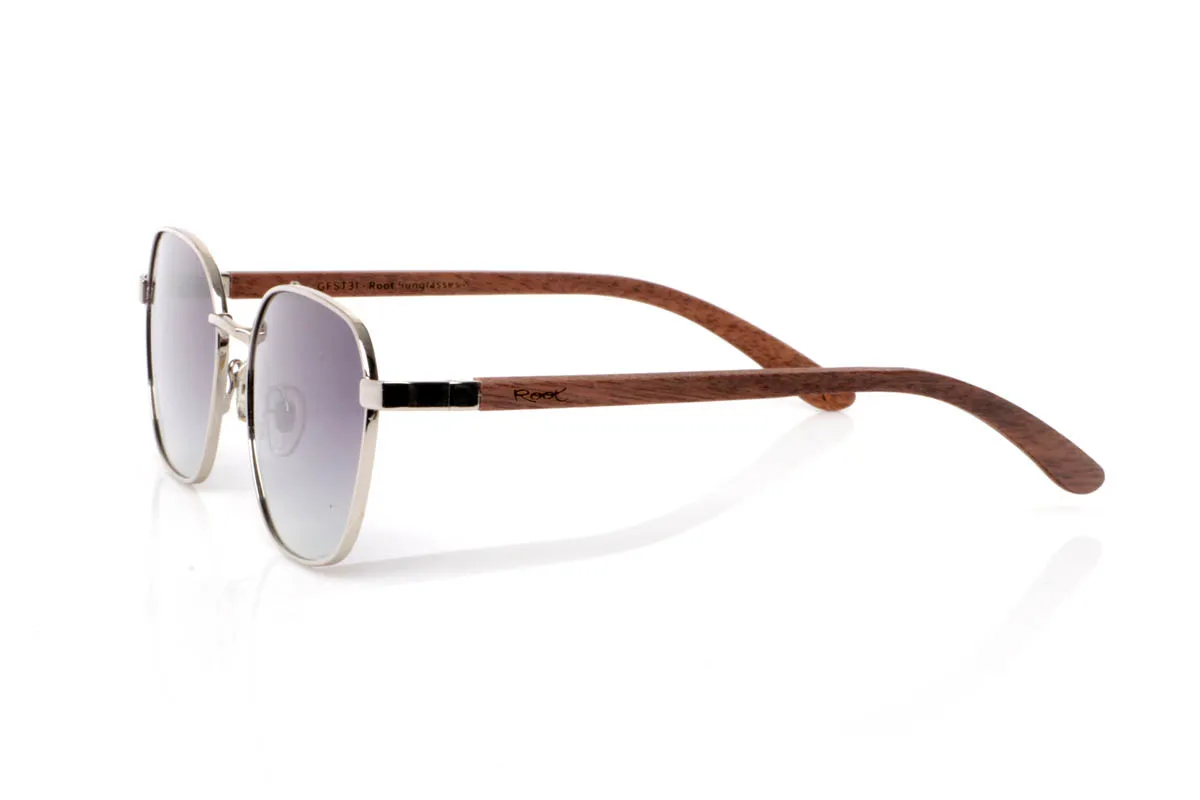 Gafas de Madera Natural de Walnut FRANK. Las gafas de madera FRANK ZEBRANO destacan por su diseño de inspiración retro con un frontal metálico fino y ligero que aporta elegancia sin esfuerzo. Su forma suave y equilibrada las hace muy fáciles de llevar, con un estilo limpio que encaja en cualquier momento del día.

Las varillas de madera de zebrano añaden carácter con su veta marcada y natural, creando un contraste cálido frente al metal. El conjunto se siente ligero, cómodo y con una personalidad sutil pero definida. De esas gafas que acompañan sin llamar la atención.

Protección completa frente a los rayos UV.

Medidas: 140x48
Calibre: 53 Venta al Por Mayor y Detalle | Root Sunglasses® 