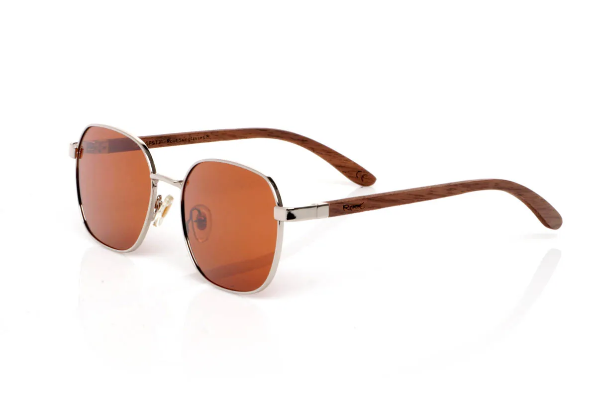 Gafas de Madera Natural de Walnut FRANK. Las gafas de madera FRANK ZEBRANO destacan por su diseño de inspiración retro con un frontal metálico fino y ligero que aporta elegancia sin esfuerzo. Su forma suave y equilibrada las hace muy fáciles de llevar, con un estilo limpio que encaja en cualquier momento del día.

Las varillas de madera de zebrano añaden carácter con su veta marcada y natural, creando un contraste cálido frente al metal. El conjunto se siente ligero, cómodo y con una personalidad sutil pero definida. De esas gafas que acompañan sin llamar la atención.

Protección completa frente a los rayos UV.

Medidas: 140x48
Calibre: 53 Venta al Por Mayor y Detalle | Root Sunglasses® 