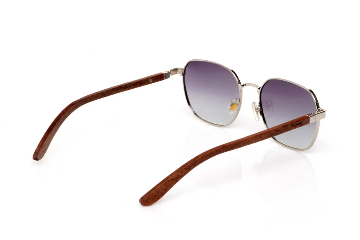 Gafas de Madera Natural de Walnut FRANK. Las gafas de madera FRANK ZEBRANO destacan por su diseño de inspiración retro con un frontal metálico fino y ligero que aporta elegancia sin esfuerzo. Su forma suave y equilibrada las hace muy fáciles de llevar, con un estilo limpio que encaja en cualquier momento del día.

Las varillas de madera de zebrano añaden carácter con su veta marcada y natural, creando un contraste cálido frente al metal. El conjunto se siente ligero, cómodo y con una personalidad sutil pero definida. De esas gafas que acompañan sin llamar la atención.

Protección completa frente a los rayos UV.

Medidas: 140x48
Calibre: 53 Venta al Por Mayor y Detalle | Root Sunglasses® 