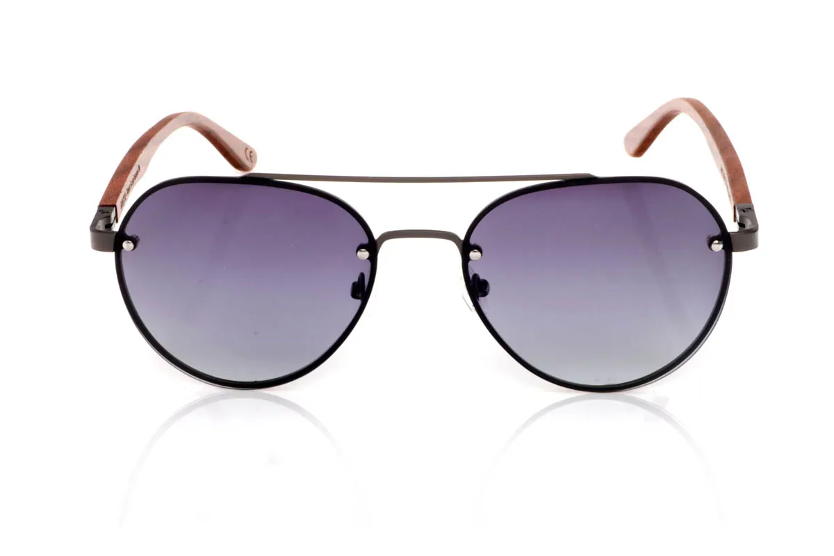 Gafas de Madera Natural de Walnut MISURI ST. Las gafas de madera MISURI ST apuestan por un diseño de inspiración aviador con líneas limpias y estructura metálica fina en tono oscuro, que aporta un aire atemporal y fácil de llevar. Su forma equilibrada estiliza sin exagerar, encajando de forma natural en el día a día.

Las varillas de madera de nogal aportan calidez y contraste, con veta visible y un tacto natural que refuerza la esencia del material. La combinación de metal y madera crea un conjunto ligero, cómodo y con carácter sutil. De esas gafas que acompañan sin imponerse.

Protección completa frente a los rayos UV.

Medidas: 144x51
Calibre: 54 Venta al Por Mayor y Detalle | Root Sunglasses® 