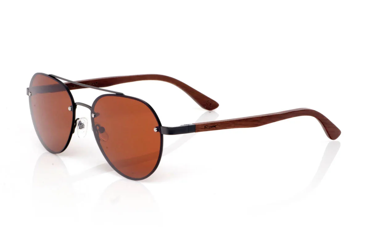 Gafas de Madera Natural de Walnut MISURI ST. Las gafas de madera MISURI ST apuestan por un diseño de inspiración aviador con líneas limpias y estructura metálica fina en tono oscuro, que aporta un aire atemporal y fácil de llevar. Su forma equilibrada estiliza sin exagerar, encajando de forma natural en el día a día.

Las varillas de madera de nogal aportan calidez y contraste, con veta visible y un tacto natural que refuerza la esencia del material. La combinación de metal y madera crea un conjunto ligero, cómodo y con carácter sutil. De esas gafas que acompañan sin imponerse.

Protección completa frente a los rayos UV.

Medidas: 144x51
Calibre: 54 Venta al Por Mayor y Detalle | Root Sunglasses® 