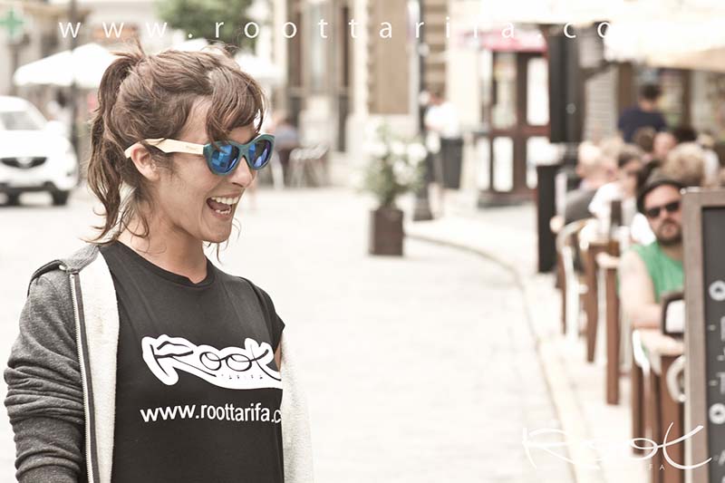 Gafas de Madera Natural de Bambú YEMAYÁ. Las gafas de sol de madera Yemayá están realizadas en madera de bambú con el frontal tintado de azul profundo patillas bambú natural y lentes azul espejo, lineas sugerentes en un estilo moderno, atrevido donde sentirse a resguardo de las otras miradas indiscretas. Medidas 142x50mm Venta al Por Mayor y Detalle | Root Sunglasses® 