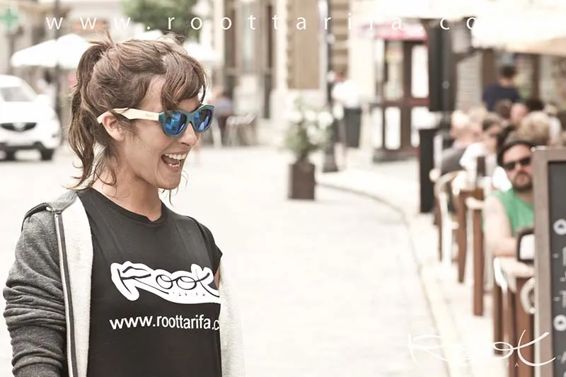 Gafas de Madera Natural de Bambú YEMAYÁ. Las gafas de sol de madera Yemayá están realizadas en madera de bambú con el frontal tintado de azul profundo varillas bambú natural y lentes azul espejo, lineas sugerentes en un estilo moderno, atrevido donde sentirse a resguardo de las otras miradas indiscretas. Medidas 142x50mm Venta al Por Mayor y Detalle | Root Sunglasses® 