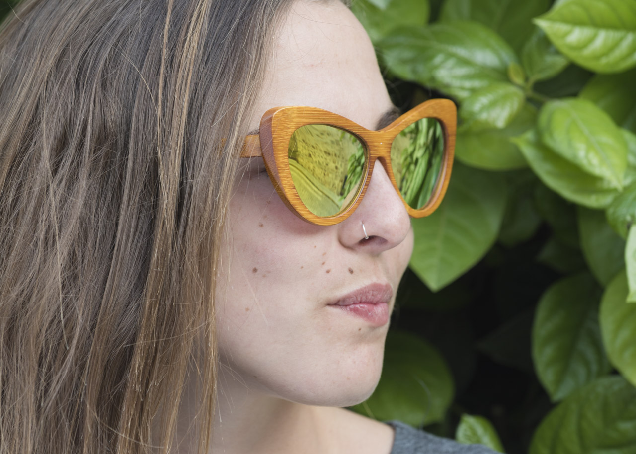 Gafas de Madera Natural de Bambú GOBI. Las gafas de sol Gobi estan realizadas con madera de bambú natural teñida en tonos amarillos combinadas con lentes grises o amarillo REVO, es un modelo llamativo con forma de mariposa con el que no pasarás desapercibida. 147x49mm  Venta al Por Mayor y Detalle | Root Sunglasses® 