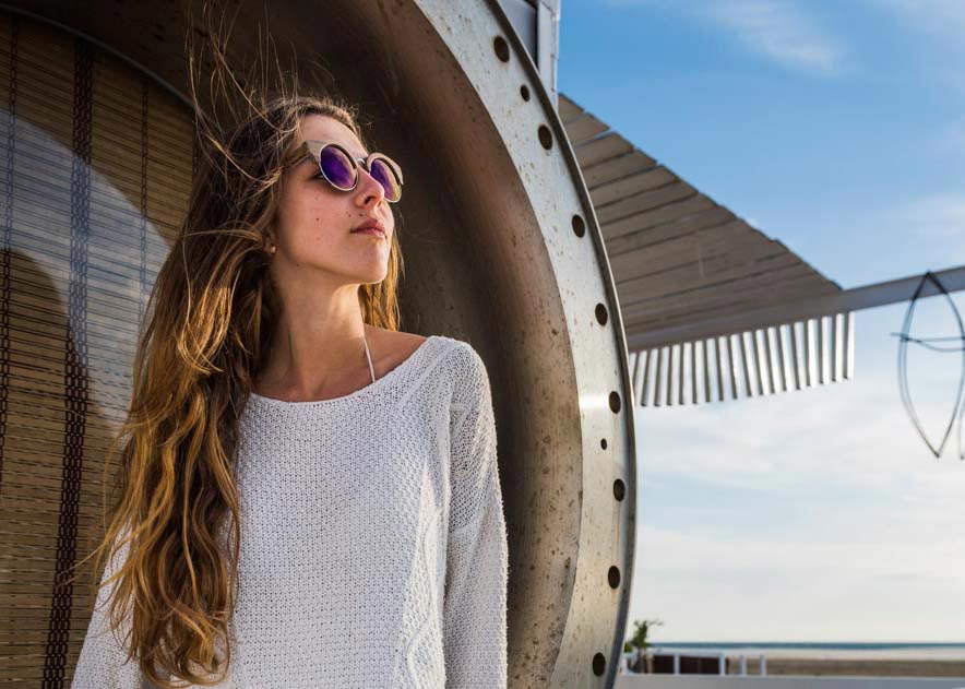 Gafas de Madera Natural de Ébano KALAHARI. Las gafas de sol Kalahari están realizas en madera de ébano combinadas con lentes morado REVO, Es un modelo espectacular realizado en madera noble con un aspecto boho y un tamaño estandar. Las gafas de sol KALAHARI incluyen  un práctico estuche plegable que mantiene tus gafas seguras cuando están en su interior y ocupa muy poco espacio cuando está plegado.Medida frontal: 142x55mm Venta al Por Mayor y Detalle | Root Sunglasses® 