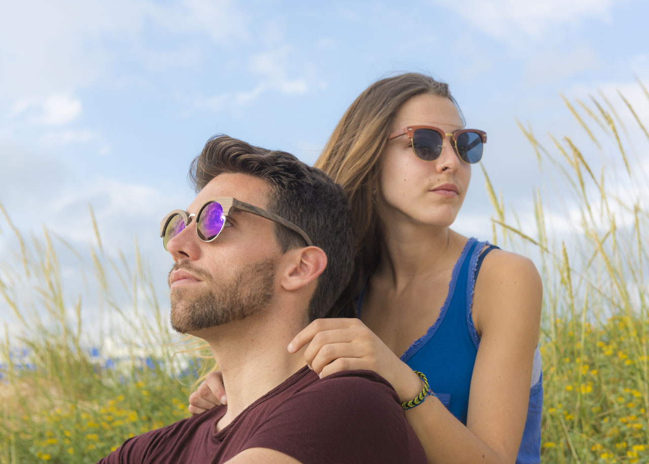 Gafas de Madera Natural de Ébano KALAHARI. Las gafas de sol Kalahari están realizas en madera de ébano combinadas con lentes morado REVO, Es un modelo espectacular realizado en madera noble con un aspecto boho y un tamaño estandar. Las gafas de sol KALAHARI incluyen  un práctico estuche plegable que mantiene tus gafas seguras cuando están en su interior y ocupa muy poco espacio cuando está plegado.Medida frontal: 142x55mm Venta al Por Mayor y Detalle | Root Sunglasses® 