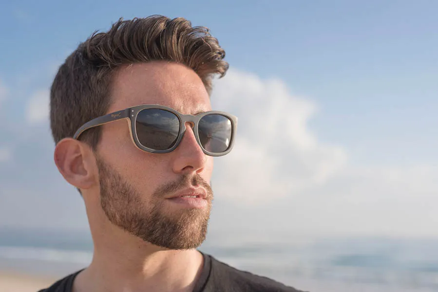 Gafas de Madera Natural de Bambú JAZZ. Las Gafas de Sol de madera Jazz están realizadas en madera de bambú con el frontal negro sólido, las Jazz son un modelo elegante y discreto unisex apto para cualquier ocasión. Medida frontal: 150x53mm. Venta al Por Mayor y Detalle | Root Sunglasses® 