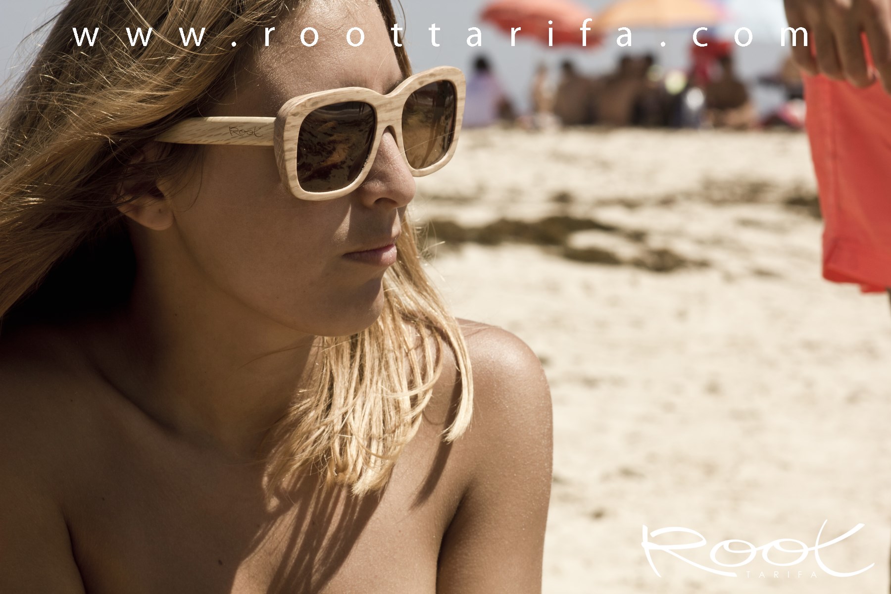 Wood eyewear of Oak ULUWATU. Sunglasses Uluwatu Wood are made of oak wood in natural color there is an oversized model where the grain of the wood is the protagonist. They are elegant and daring, either despite its size the Uluwatyu are surprisingly light. The model perfect if you want something different and unique that fits your personality. for Wholesale & Retail | Root Sunglasses® 